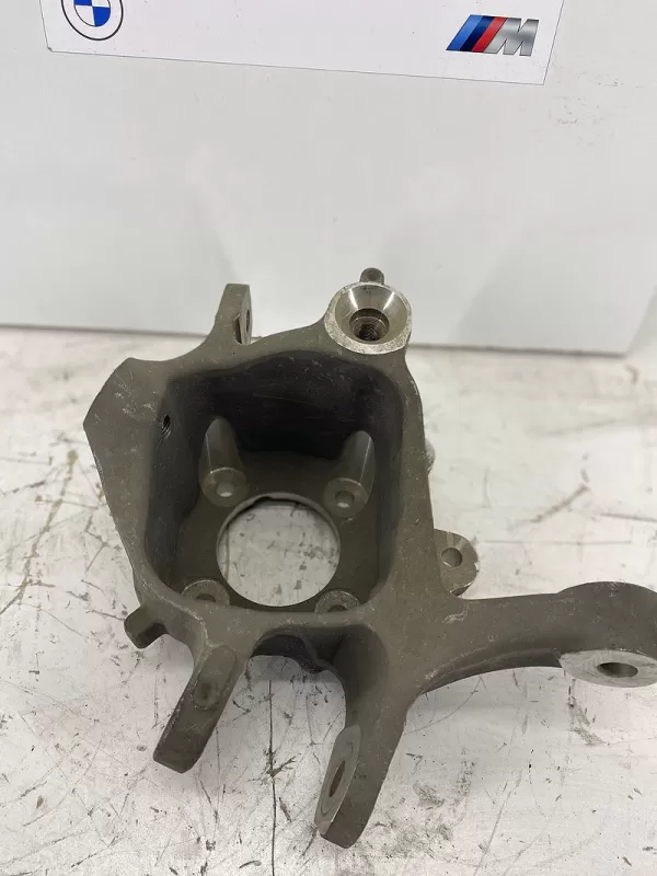 BMW F13 Sağ Arka Taşıyıcı 33326796146 ( Orjinal)