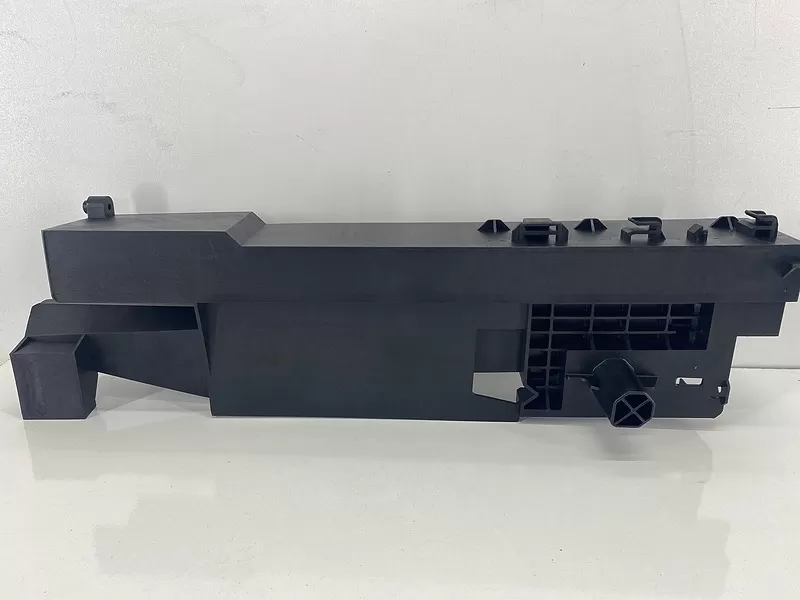 BMW F07 Radyatör Kasası Sağ Ayak 17117618772 (Benzinli)