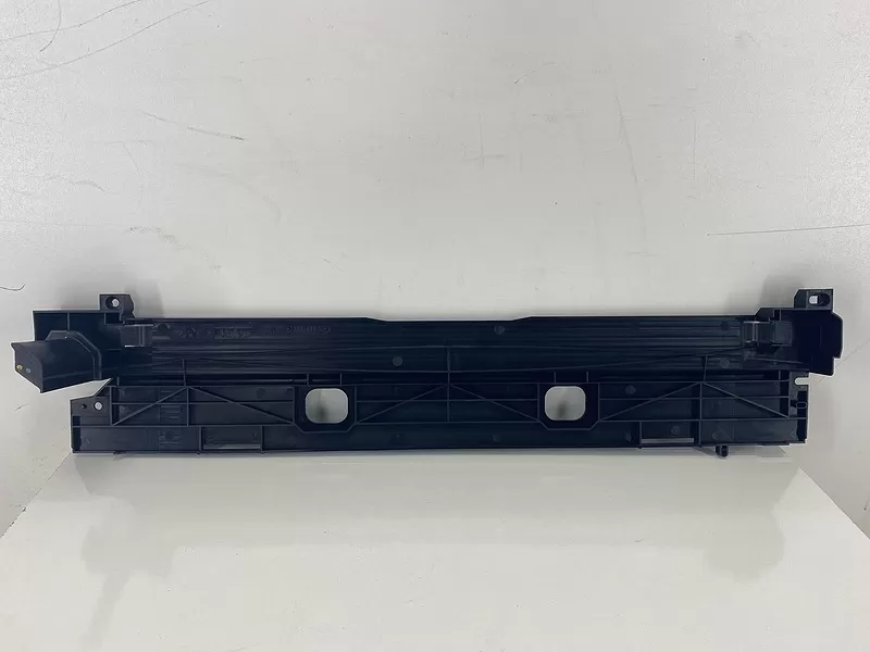 BMW F10 Lci Radyatör Kasası Üst Kapak 17117645650 (Benzinli)