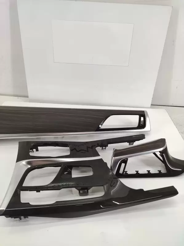 BMW G30 Koyu Ahşap Desenli Trim Seti