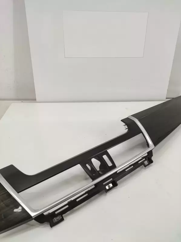 BMW F45 3D Siyah Ahşap Desenli Orta Trim