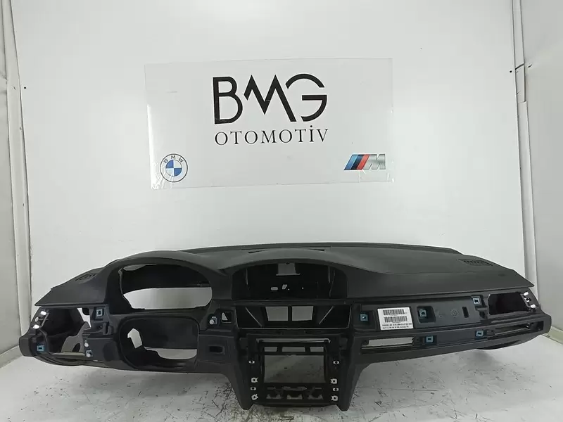 BMW E90 Lci Göğüs 51459120328 - Ekranlı, Bardaklıklı Göğüs (Siyah)