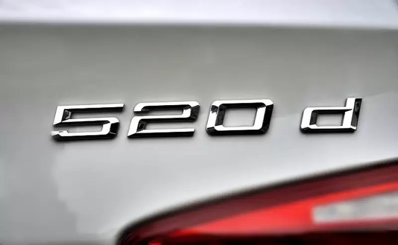 BMW 520d Bagaj Yazısı